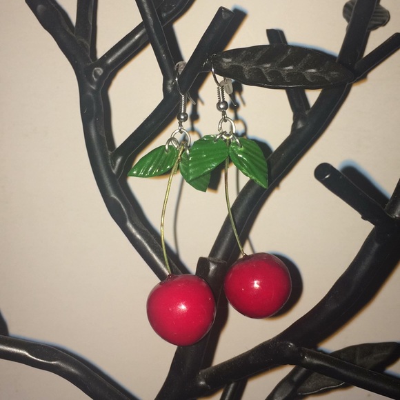 Retro Vtg style luscious dangling cherry earrings - Picture 3 of 6